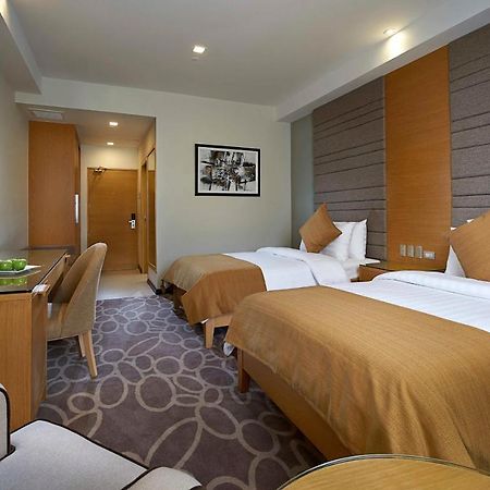 Berjaya Makati Hotel Makati City Esterno foto