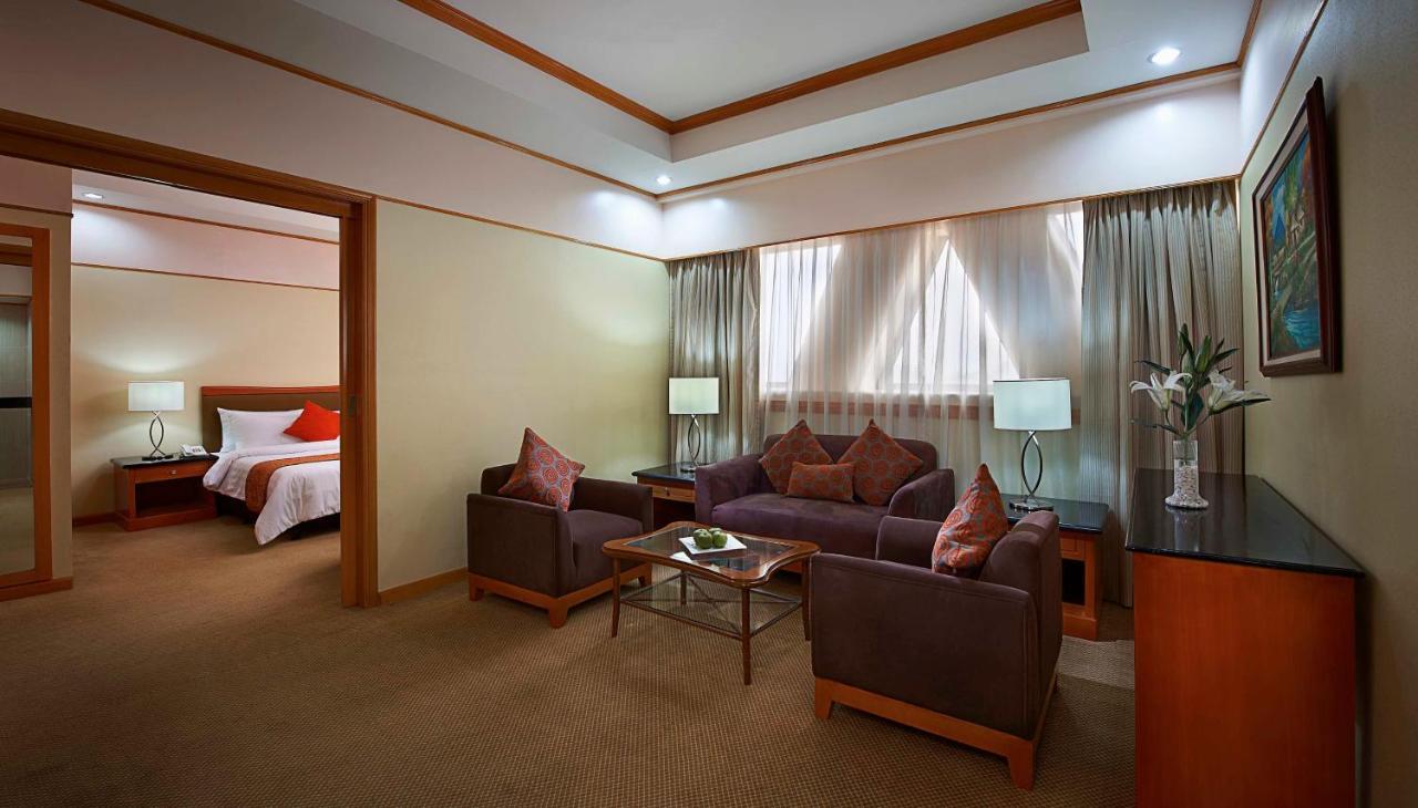 Berjaya Makati Hotel Makati City Esterno foto